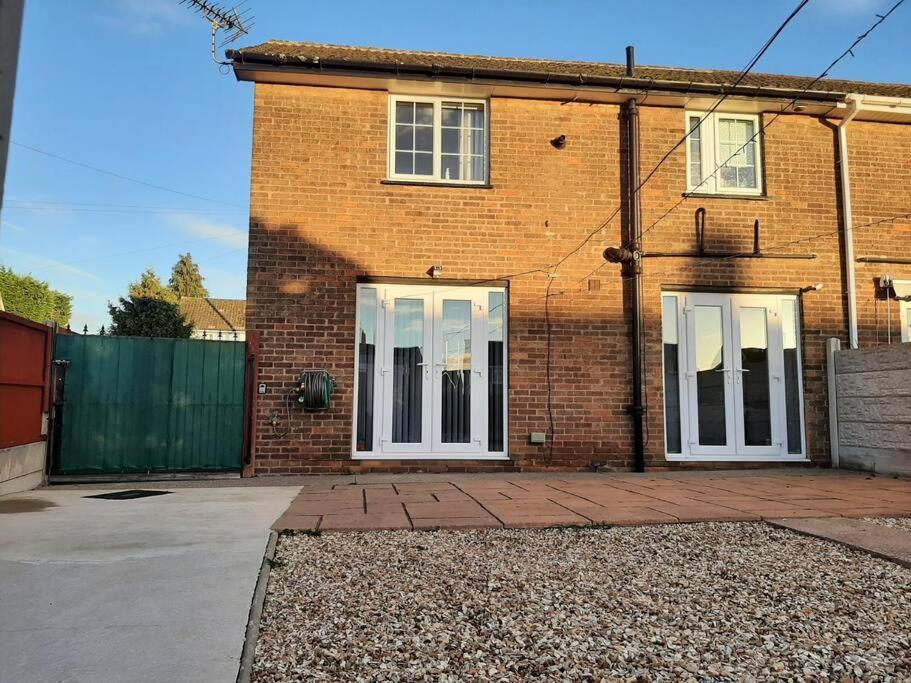 Huge Garden House For Contractors And Families Vila Ollerton Exterior foto